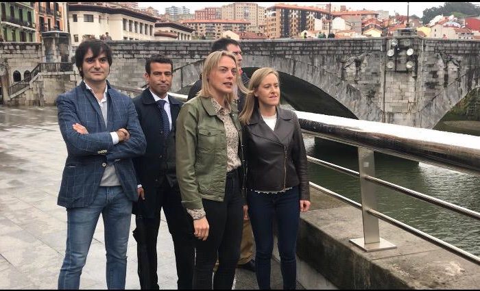 González (PP) acusa a Aburto de hacer “una Bilbao de postal y otra en blanco y negro” y no integrar los barrios