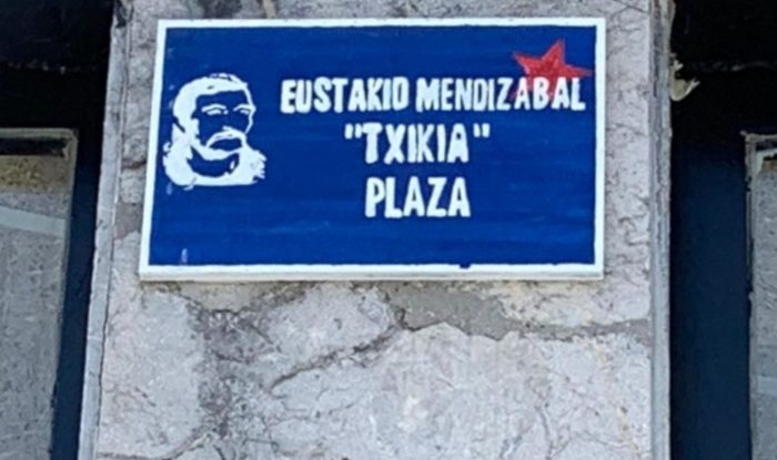 El PP de Getxo exige retirar de inmediato la placa con el nombre del etarra Txikia aparecida en la plaza de las UVES