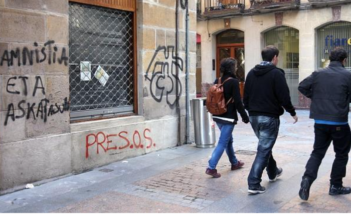 El PP pide impulsar una campaña contra pintadas, cartelería y pancartas en las calles de Bilbao